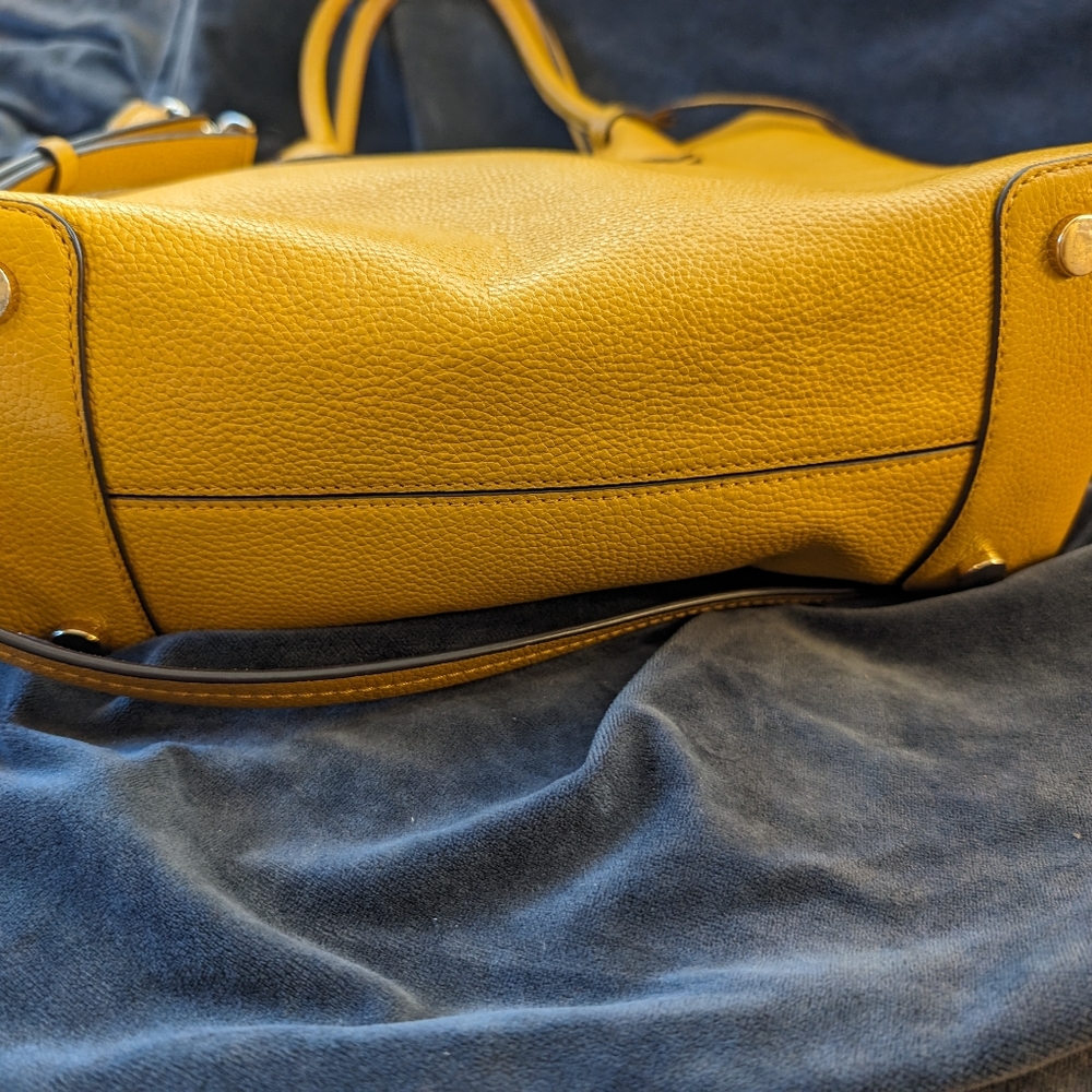 Micheal Kors Mercer yellow/ Gold purse - Picture 5 of 11